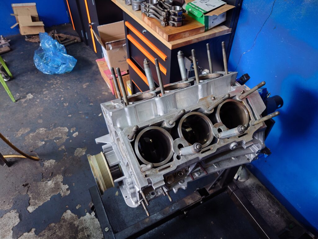 Silnik 3.2 V6 Busso podczas remontu