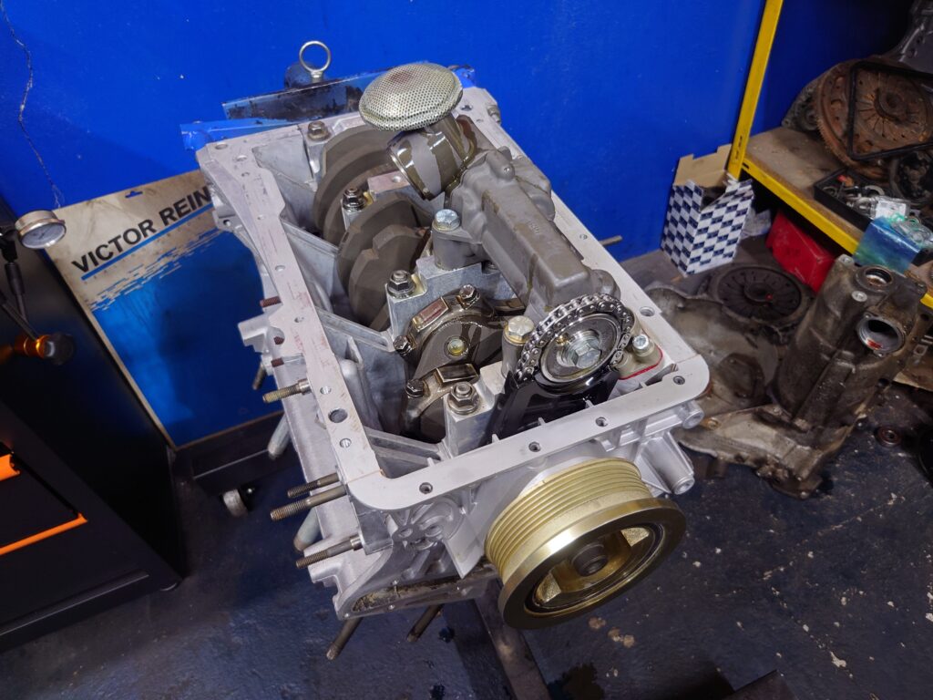 Silnik 3.2 V6 Busso podczas remontu