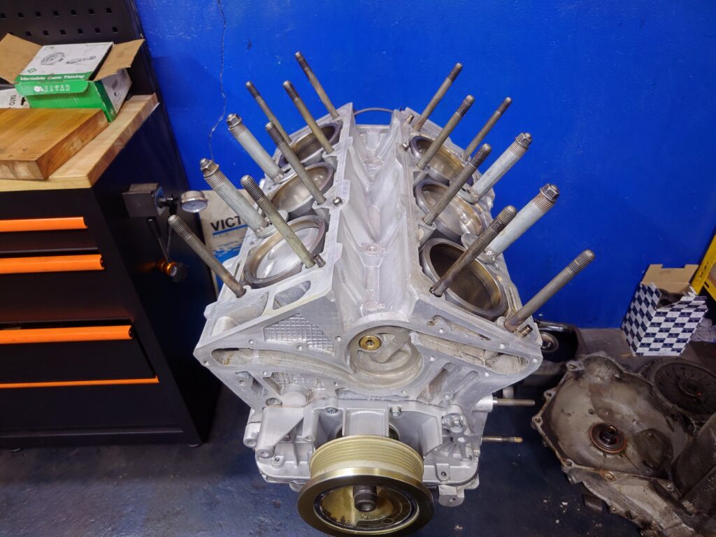Silnik 3.2 V6 Busso podczas remontu