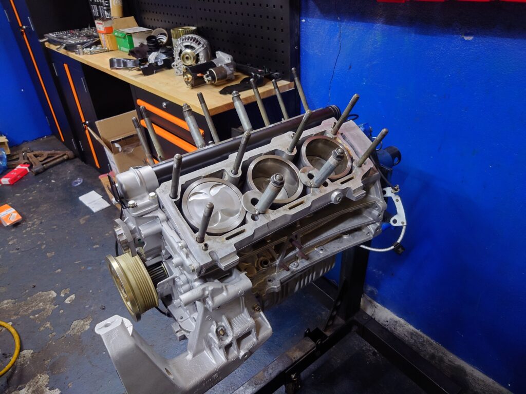 Silnik 3.2 V6 Busso podczas remontu