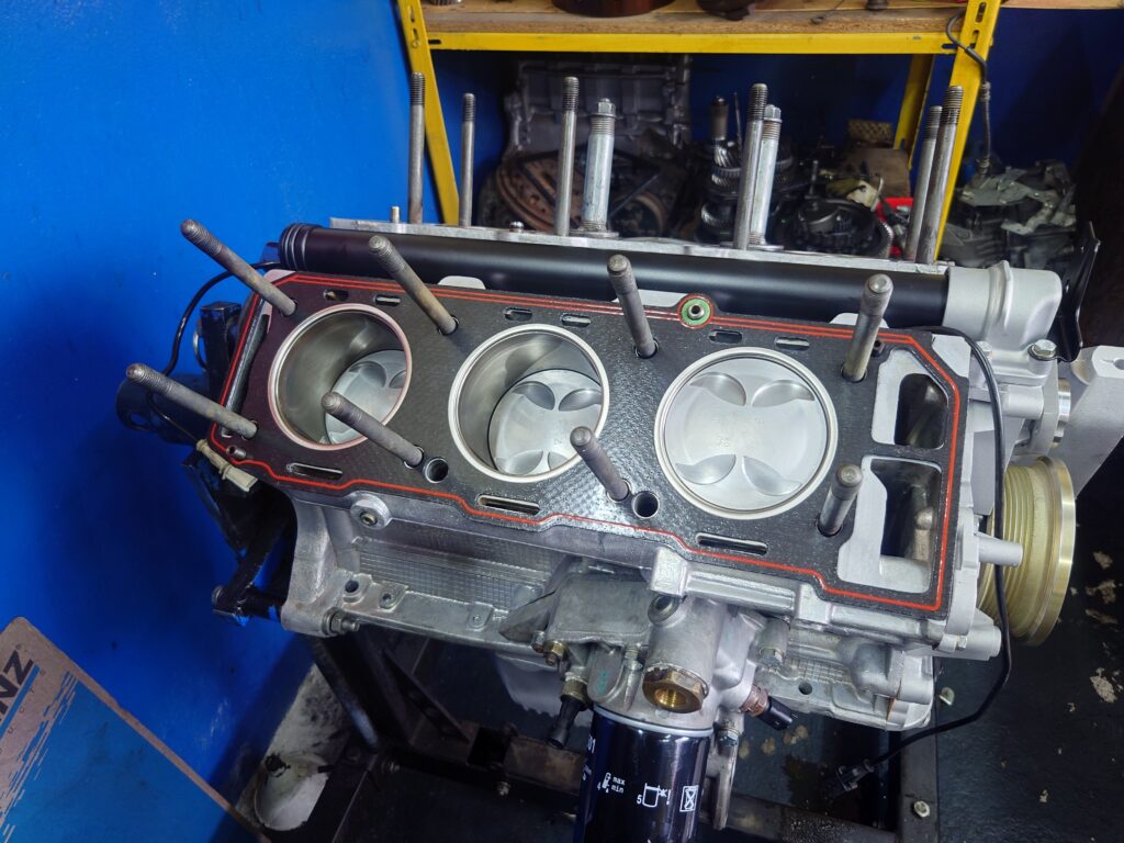 Silnik 3.2 V6 Busso podczas remontu