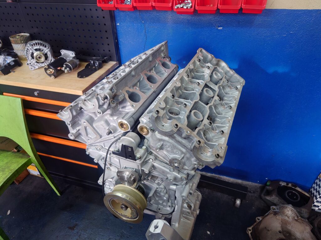 Silnik 3.2 V6 Busso podczas remontu