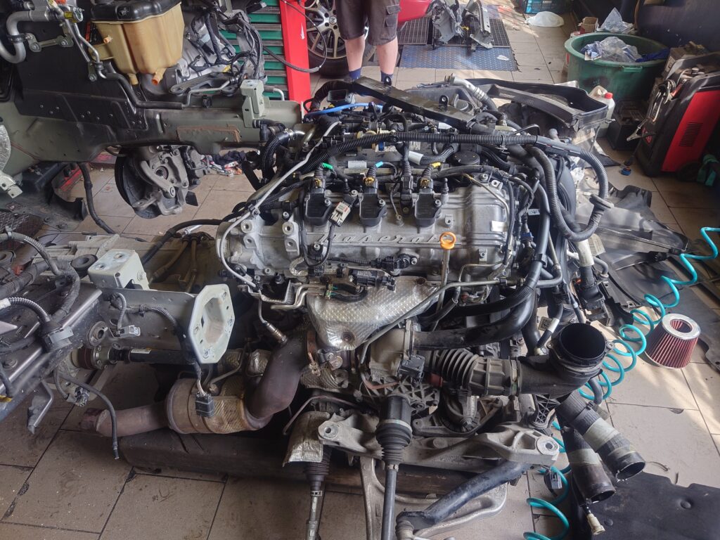 Silnik Maserati M156D po wyjęciu z samochodu, widok z boku