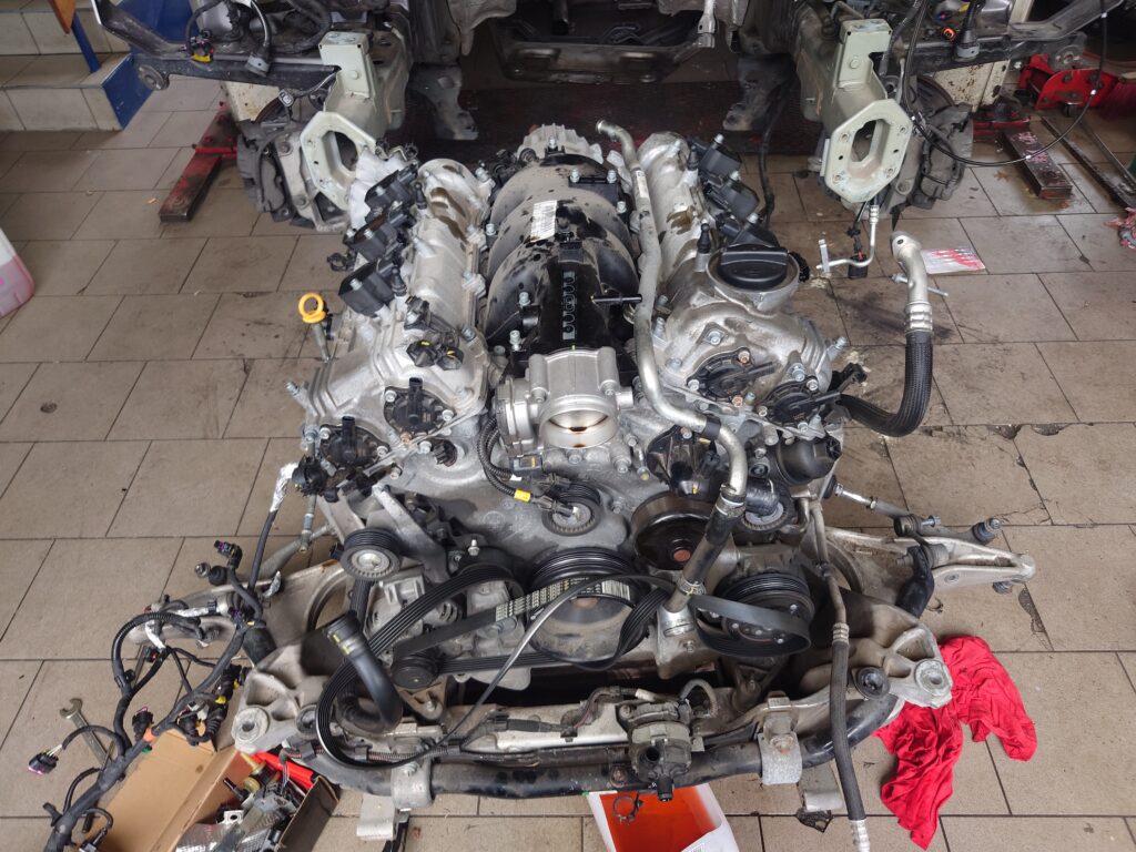 Silnik Maserati M156D po wyjęciu z samochodu, widok z przodu