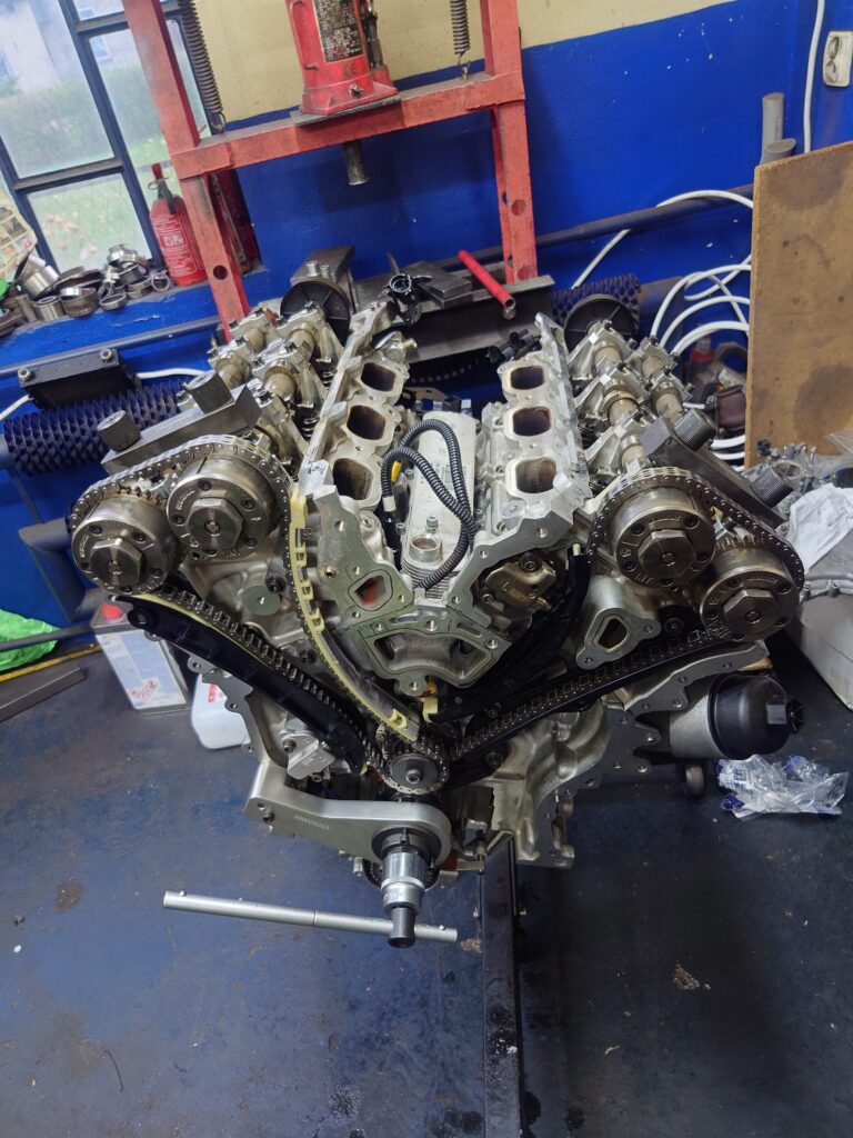 Rozrząd silnika Maserati M156D podczas montażu, widok z boku