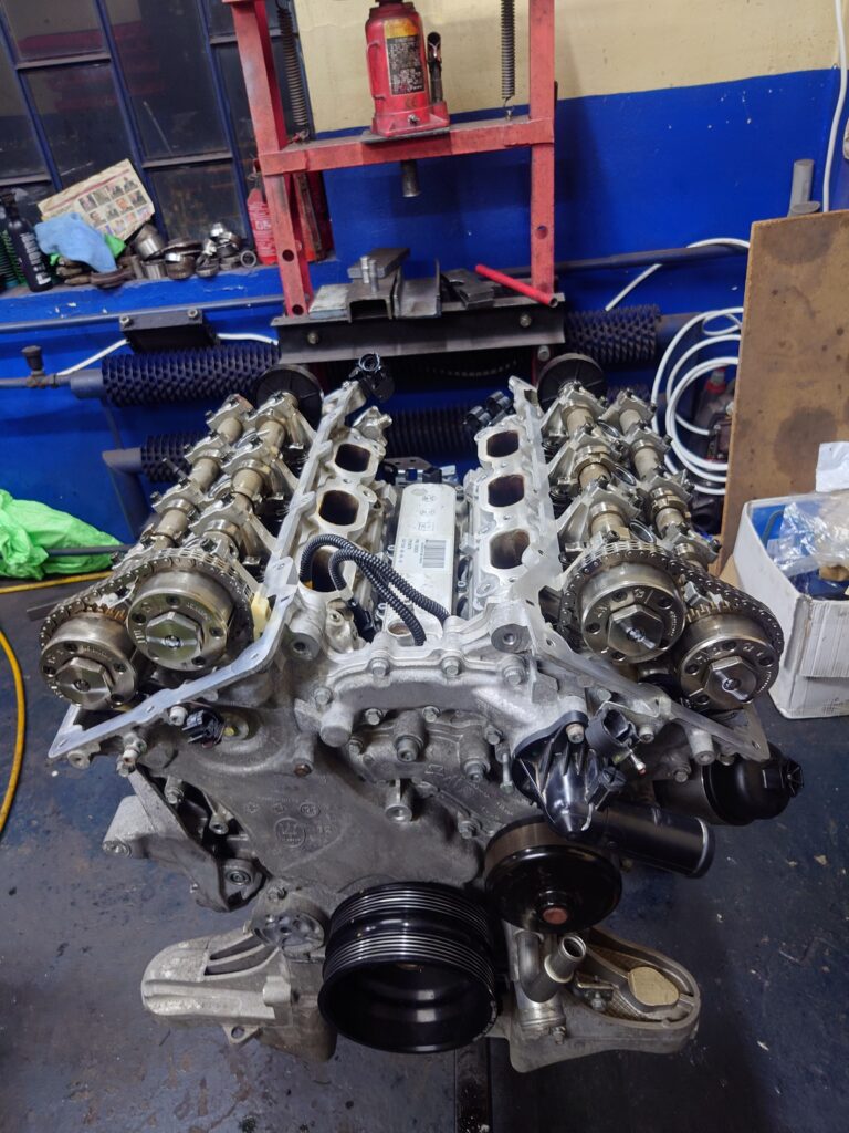 Silnik Maserati M156D w trakcie składania, widok z góry