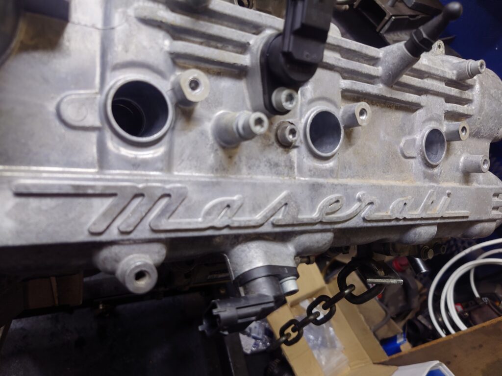 Napis Maserati na pokrywie zaworów
