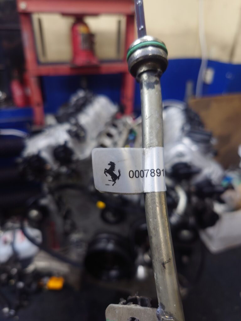 Naklejka z logo Ferrari na rurce
