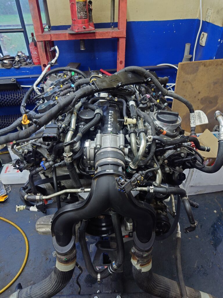 Silnik Maserati M156D po złożeniu, z osprzętem