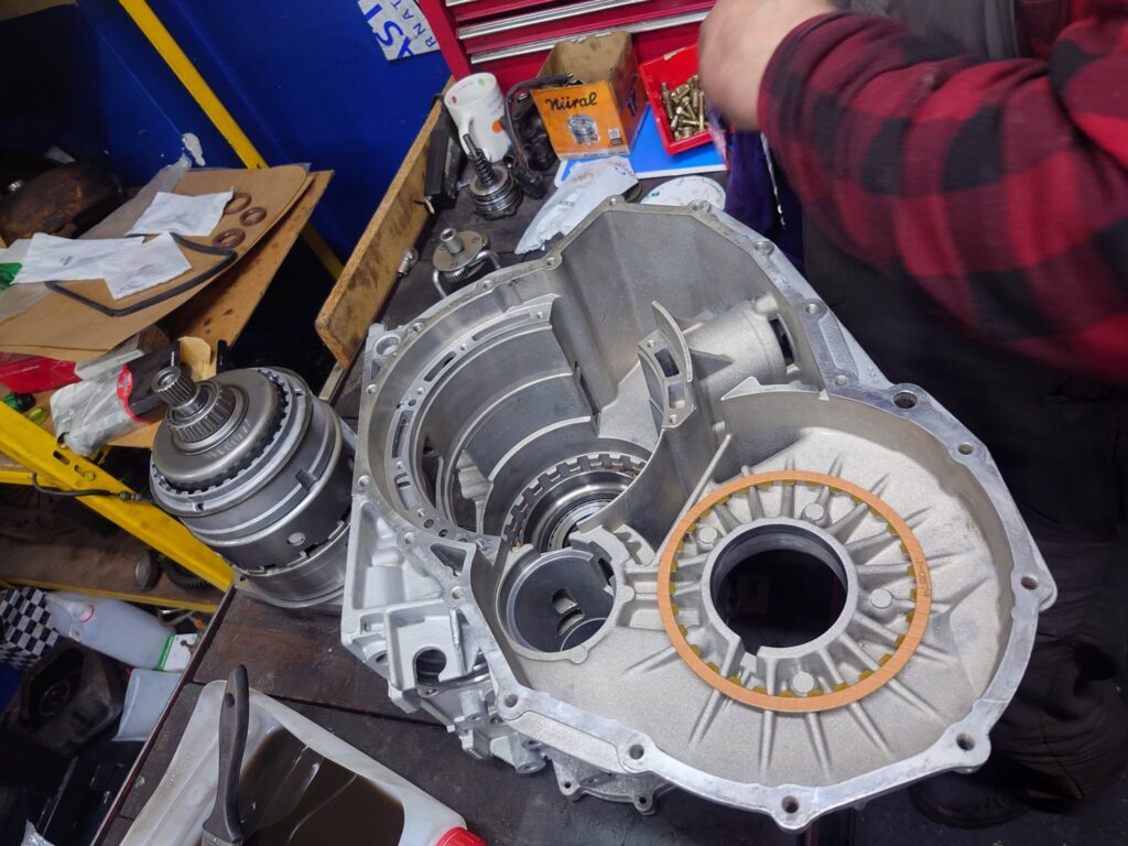 Skrzynia automatyczna ZF 4HP18QE podczas remontu