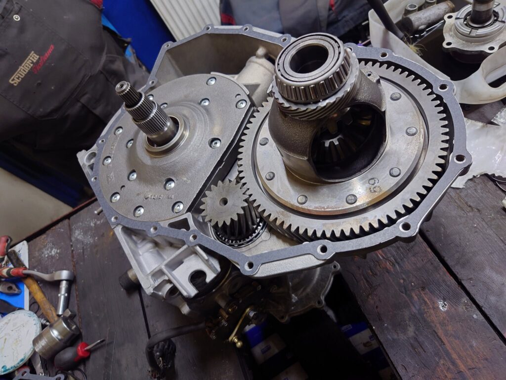 Skrzynia automatyczna ZF 4HP18QE podczas remontu