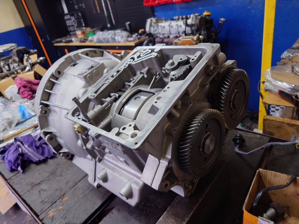 Skrzynia automatyczna ZF 4HP18QE podczas remontu