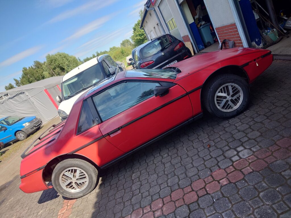 Pontiac Fiero przed warsztatem
